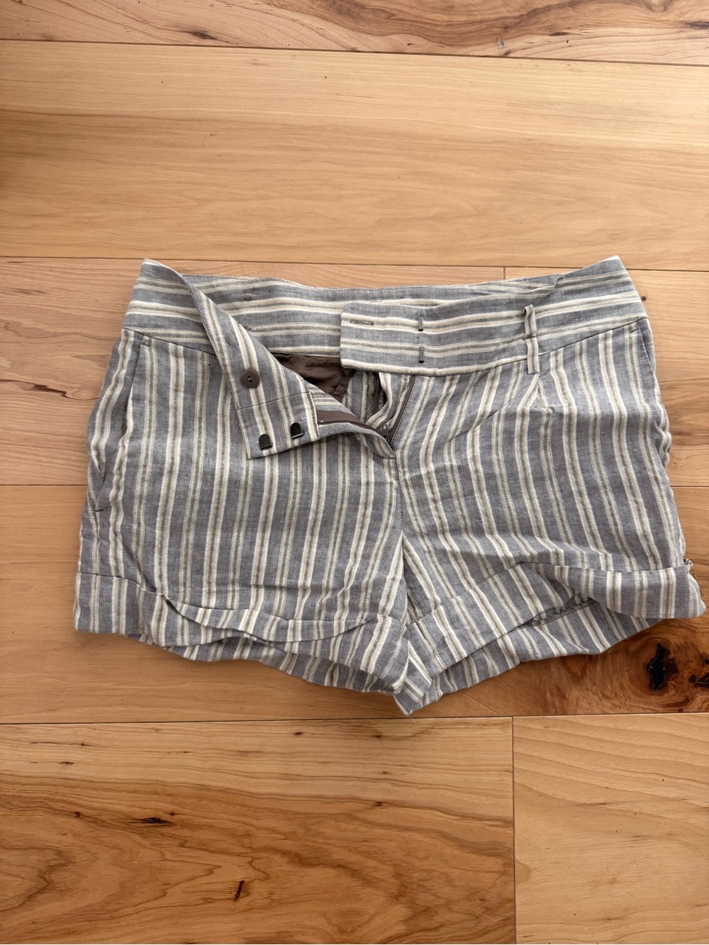Loft Striped Linen Blend Women’s Shorts in Light Gray/White/Tan